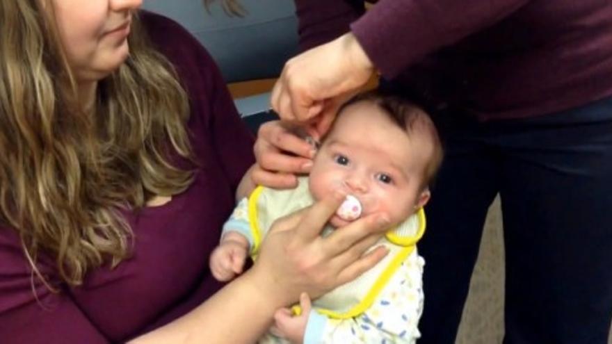 La sorprendente reacción de un bebé al oír por primera vez la voz de su madre