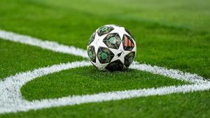 El balón con el que se jugó el Madrid-Manchester City, en el Santiago Bernabéu.