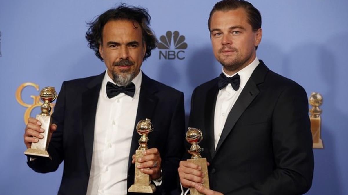 Alejandro González Iñarritu y Leonardo DiCaprio posan con sus globos de oro por 'El renacido'.