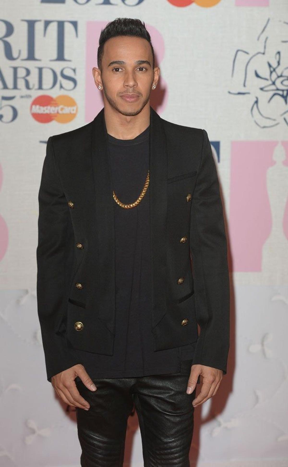 Lewis Hamilton en la alfombra roja de los BRIT Awards 2015