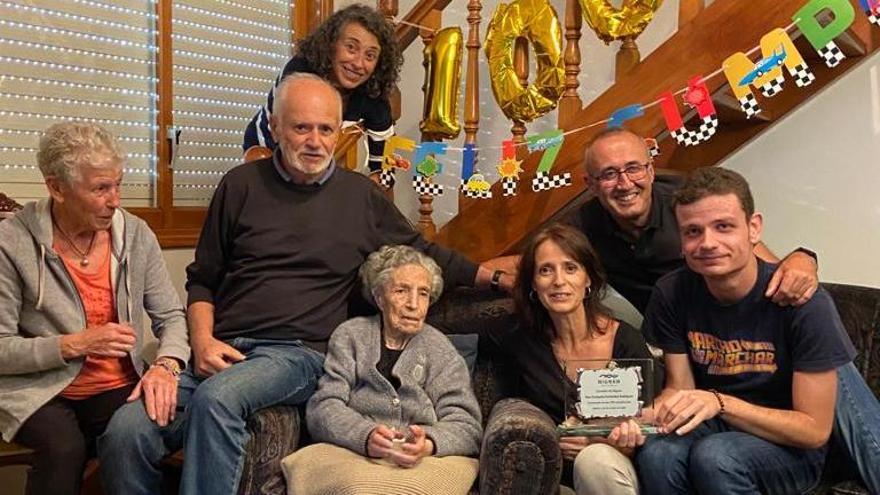 Enriqueta celebró ayer su centenario con sus hijos y nietos.