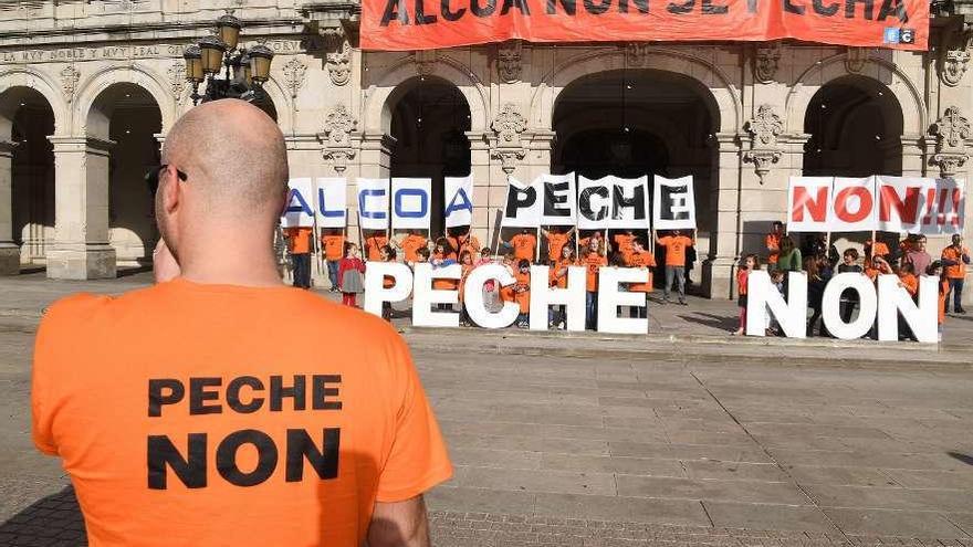 Afectados de Alcoa en una protesta reciente contra el cierre en la plaza de María Pita.