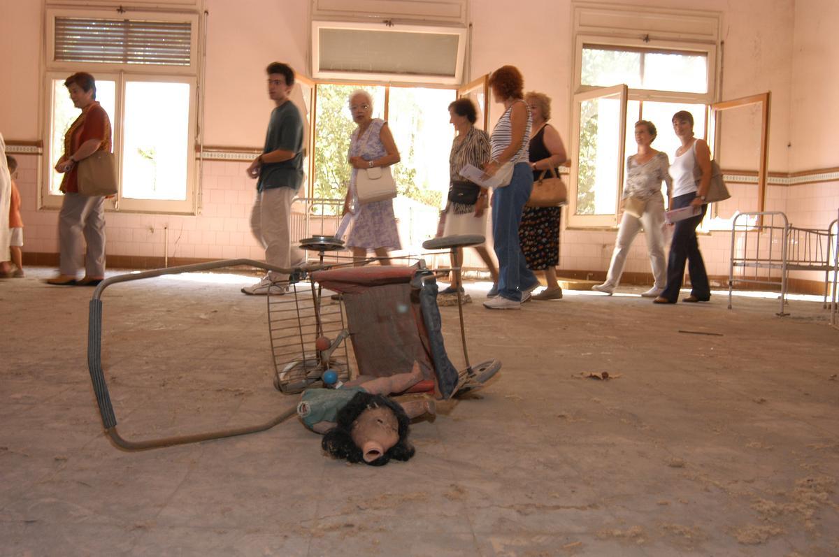 Una nina malmesa, en primer pla durant la visita de la Manresa Desconeguda del 2003