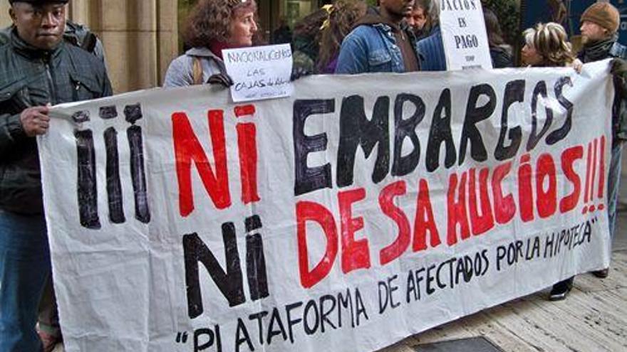 Activistas contra los desahucios ocupan una caja en Murcia