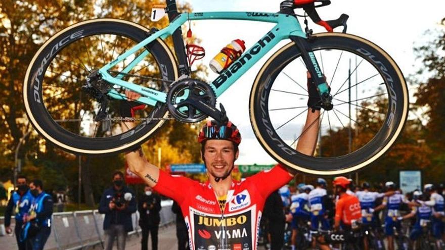 Roglic celebra el triomf a La Vuelta després de l&#039;última etapa.