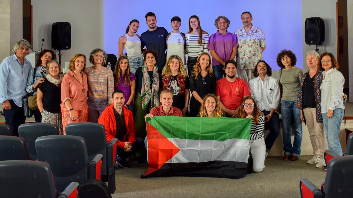 Profesores, alumnos y participantes en el acto con motivo del Día Escolar por la Paz y la No Violencia en la Facultad de Ciencias de la Educación de la ULPGC.