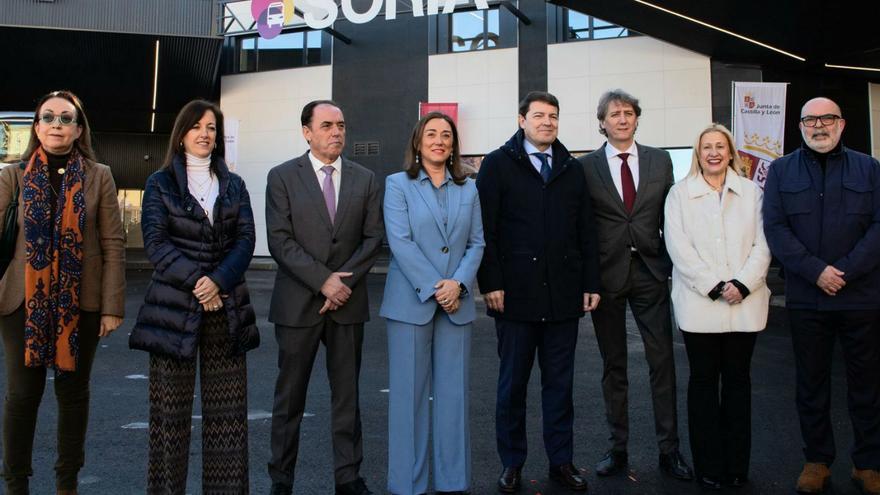 El presidente de la Junta, Alfonso Fernández Mañueco, cuarto por la derecha, visita las obras de remodelación de la estación de autobuses de Soria. | Concha Ortega / Ical .