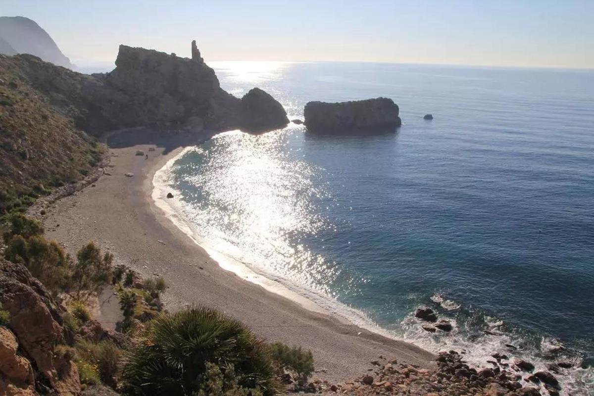 La cala de La Rijana en Castell de Ferro antes de la llegada del verano