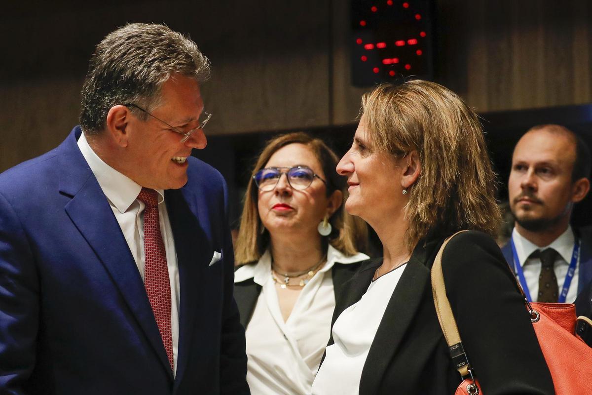 El vicepresidente de la Comisión de la UE, Maros Sefcovic (I), y Teresa Ribera, vicepresidenta del Gobierno y ministra para la Transición Ecológica y el Reto Demográfico de España (D).