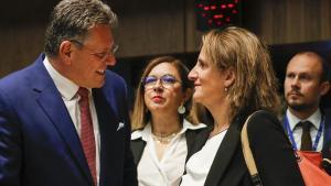 El vicepresidente de la Comisión de la UE, Maros Sefcovic (I), y Teresa Ribera, vicepresidenta del Gobierno y ministra para la Transición Ecológica y el Reto Demográfico de España (D).