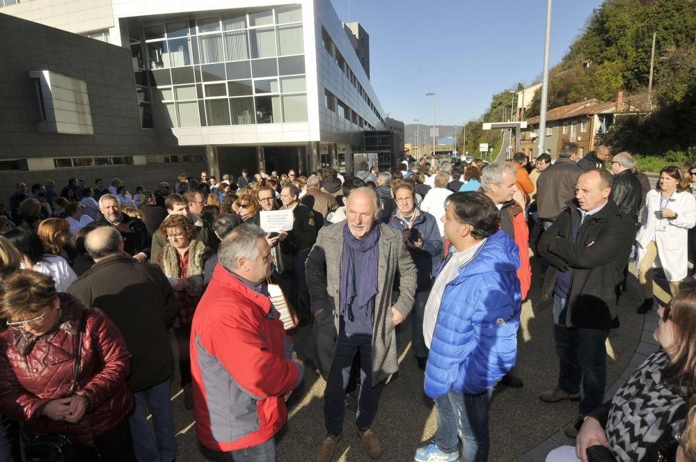 Protesta de los empleados del hospital por el despido de dos trabajadores de la cafetería