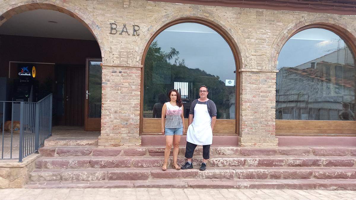 Jaume Tarragó con su pareja, Cristina Pérez, en la reapertura de hoy sábado del bar de Serratella.