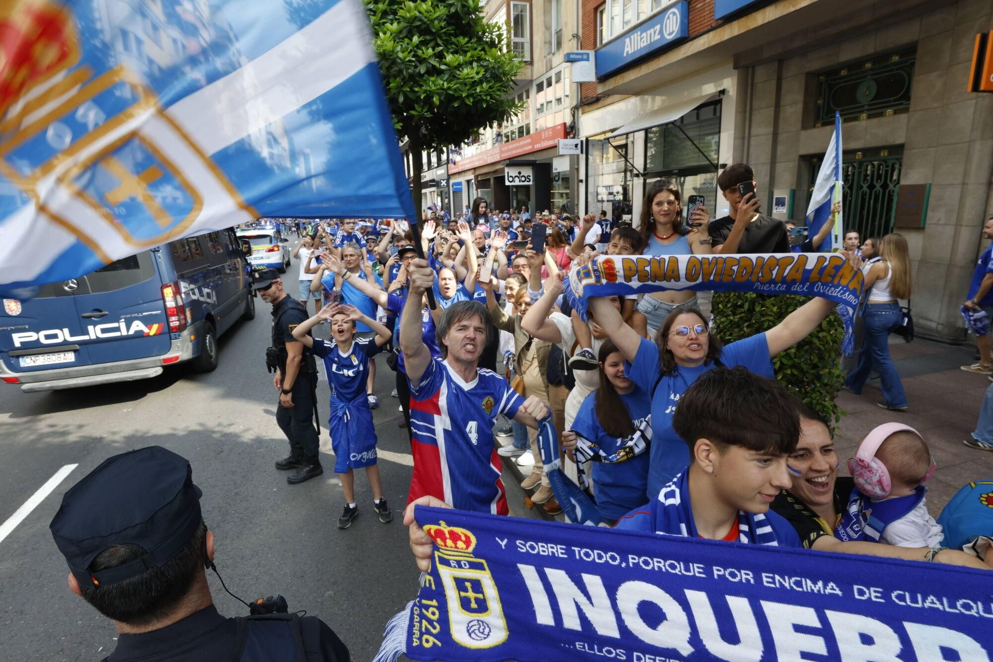 Locura azul en las calles de Oviedo para celebrar el ascenso del equipo a Primera División