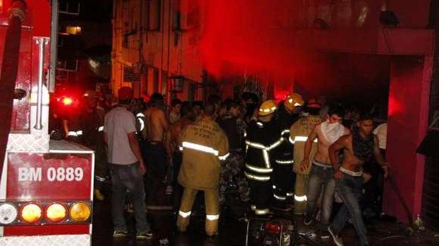 El incendio causado por una bengala deja 233 muertos en una discoteca en Brasil