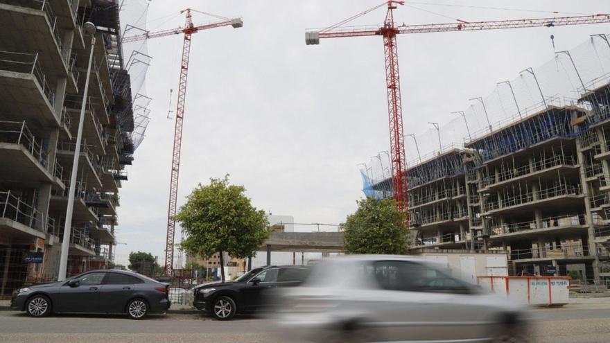 Bloques de pisos en construcción en Córdoba capital, en la zona de poniente, donde se concentran la mayoría de nuevos barrios.