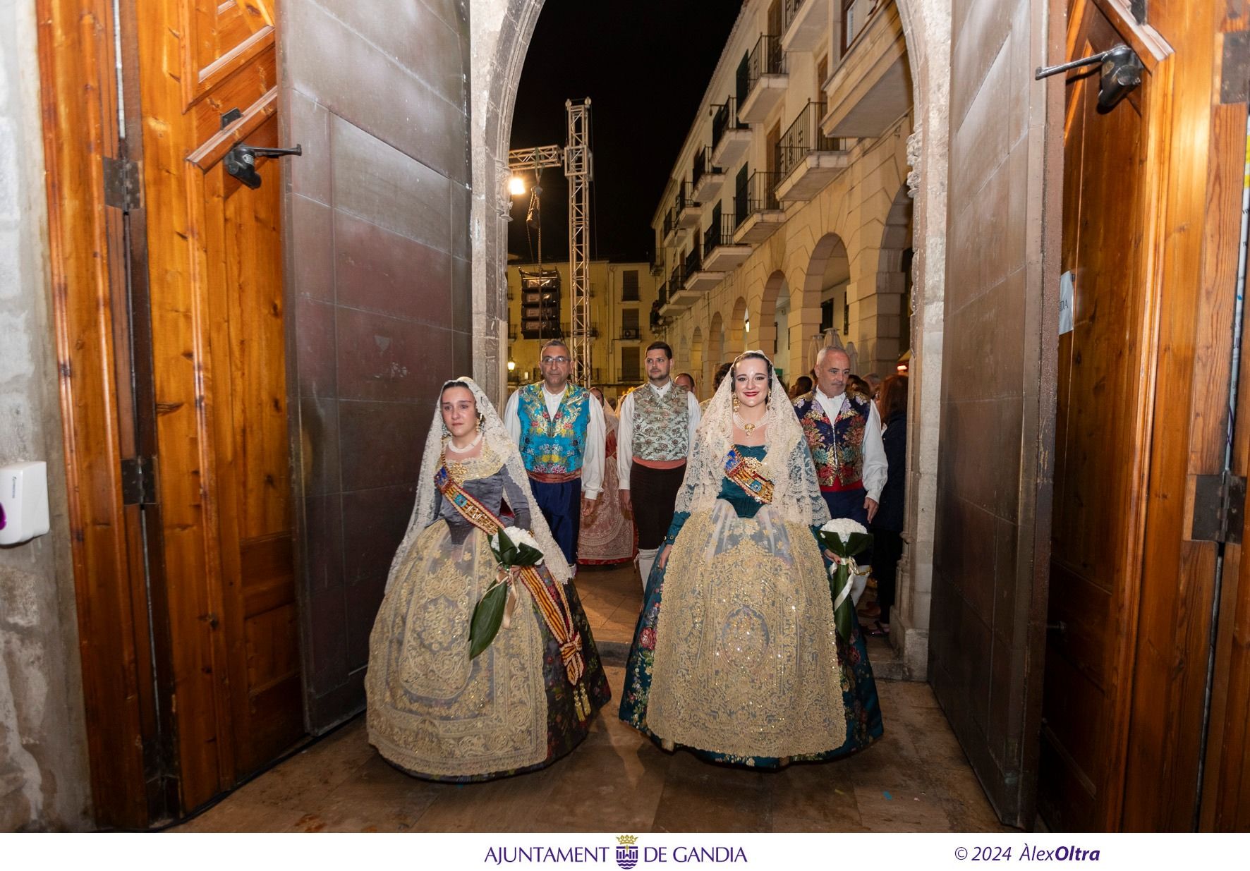 Bellas imágenes de la Ofrenda de las Fallas de Gandia