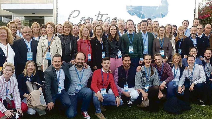 Foto de familia de la delegación del PP balear en la convención del partido en Sevilla.