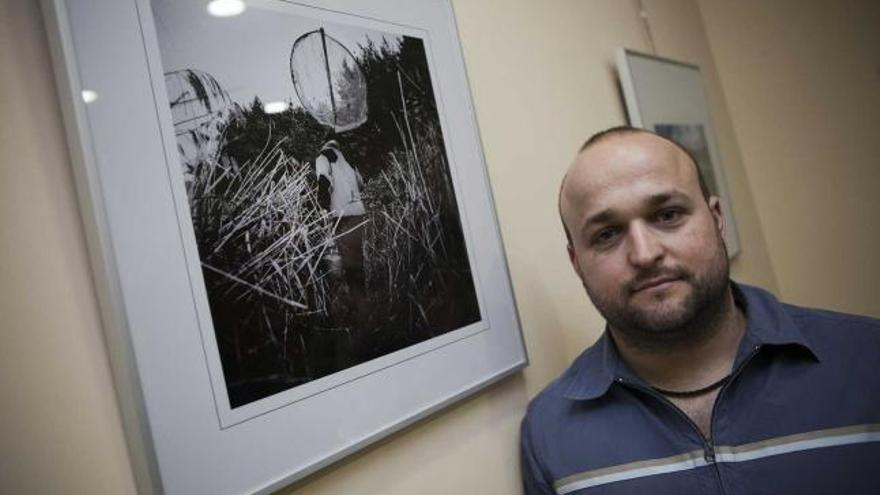 El fotógrafo Dani González, ayer, en la exposición.