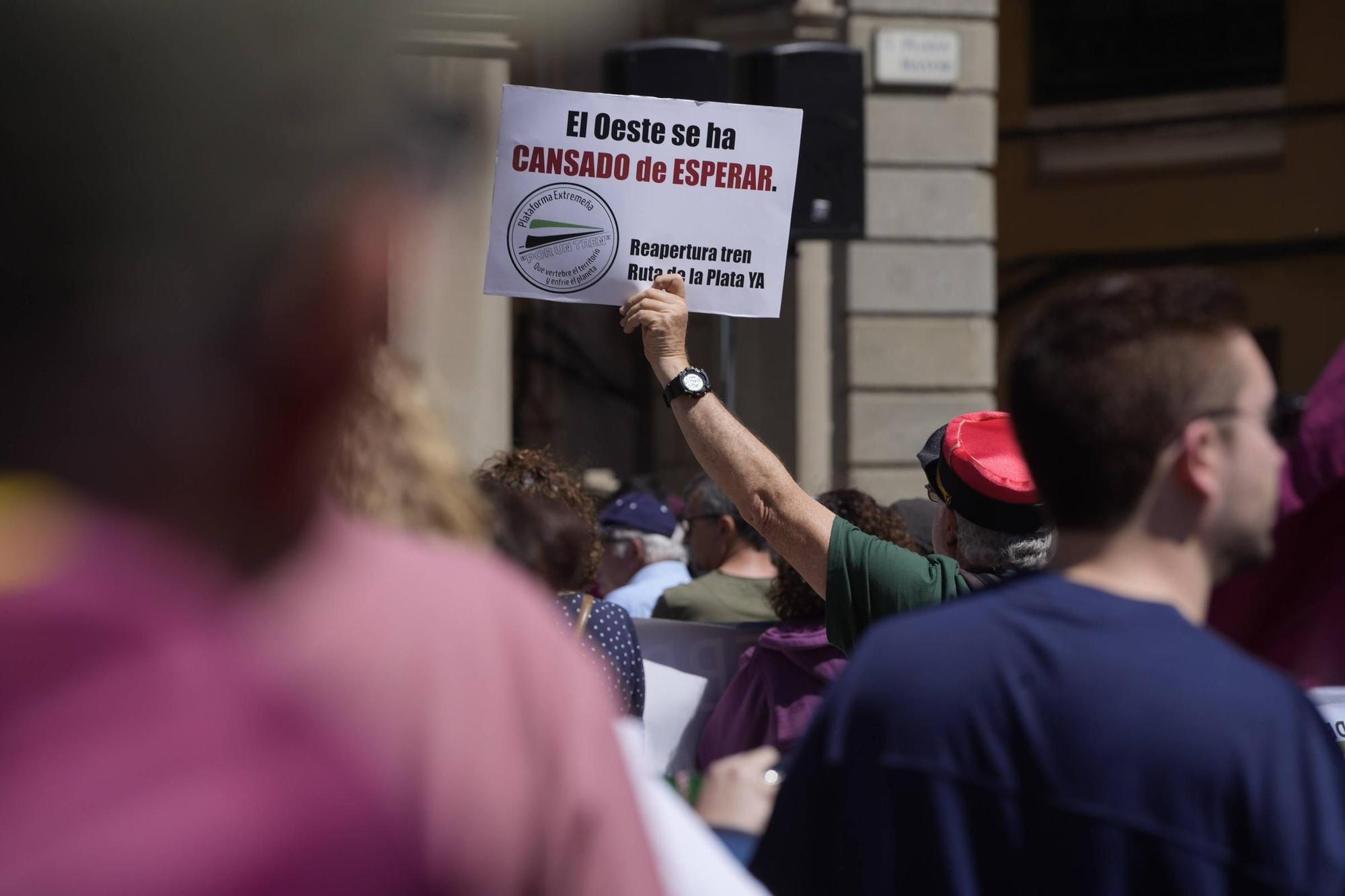 Extremadura se deja ver en la manifestación por el tren Ruta de la Plata de Zamora