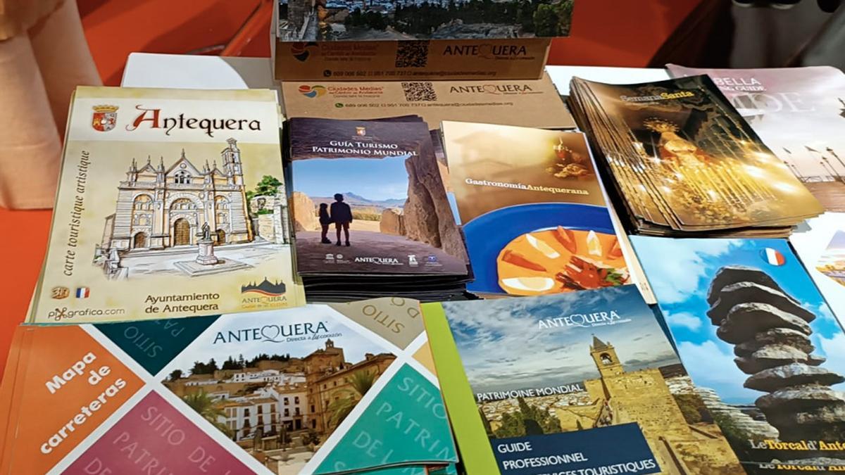 Material promocional de Antequera, en la feria de turismo de Lille.