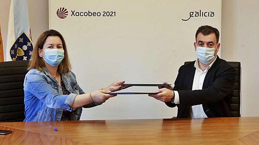 Firma del convenio entre Marta Valcárcel y Román Rodríguez.