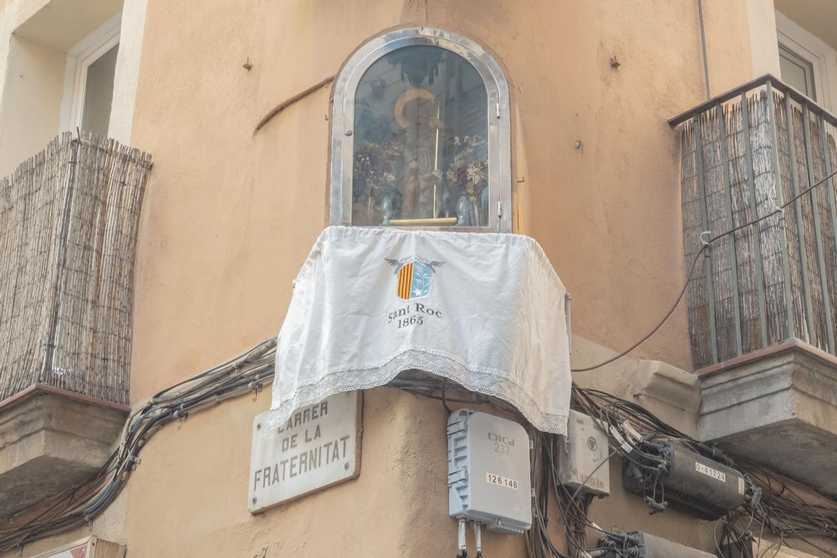 Hornacina dedicada a Sant Roc en la esquina de las calles Llibertat y Fraternitat, copatrón de las fiestas de Gràcia