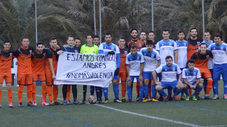 Los jugadores del Sporting Orihuela con una pancarta de apoyo a su compañero agredido
