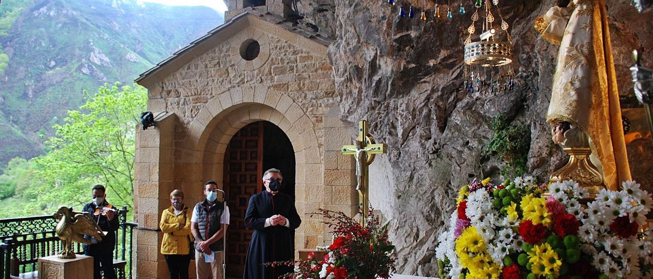 Por la izquierda, Martín Martínez, Isabel Díaz, Nel Cañedo y Adolfo Mariño, en la santa cueva, frente a la Santina, ayer. | Ramón Díaz