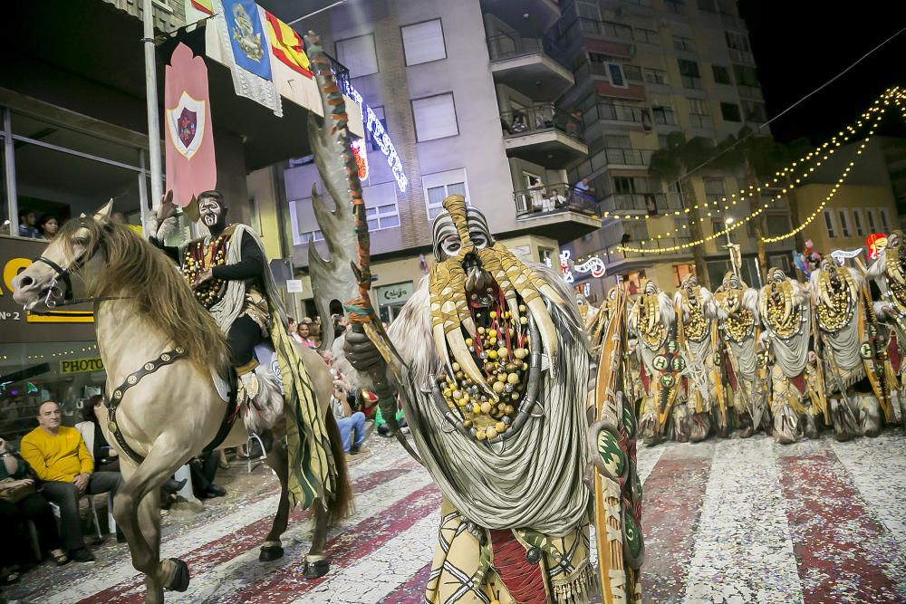 Distintos momentos de la Entrada mora que las tropas de la media luna protagonizaron ayer por las calles de Callosa d´en Sarrià.