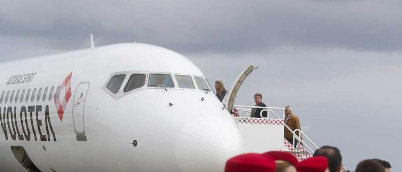 Una tripulación de Volotea, ante el avión &quot;Asturias Spirit&quot; .