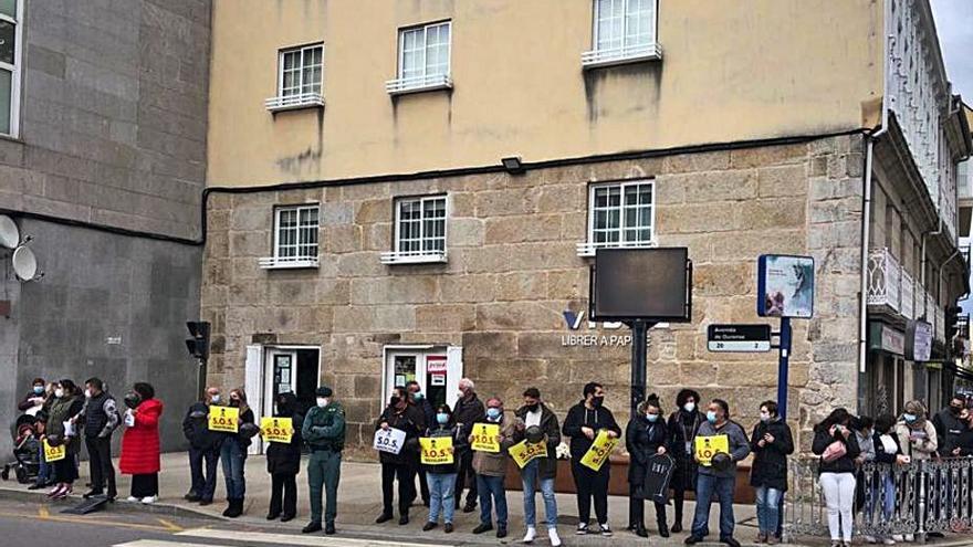 Protesta de los hosteleros de Xinzo tras aprobarse el cierre. |   // FDV