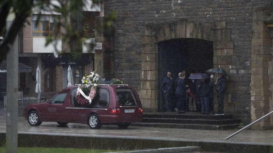 El coche fúnebre, a la puerta de la iglesia de Piedras Blancas durante el funeral.