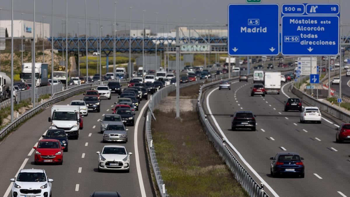 Vehículos circulan por la la A5 durante el comienzo de la operación salida de las vacaciones de Semana Santa 2024.