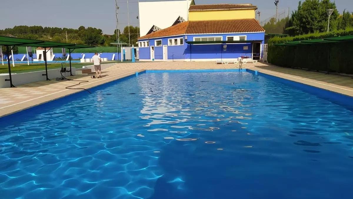 Un operario trabaja en la piscina municipal de l'Alcúdia de Crespins, en una imagen de archivo.