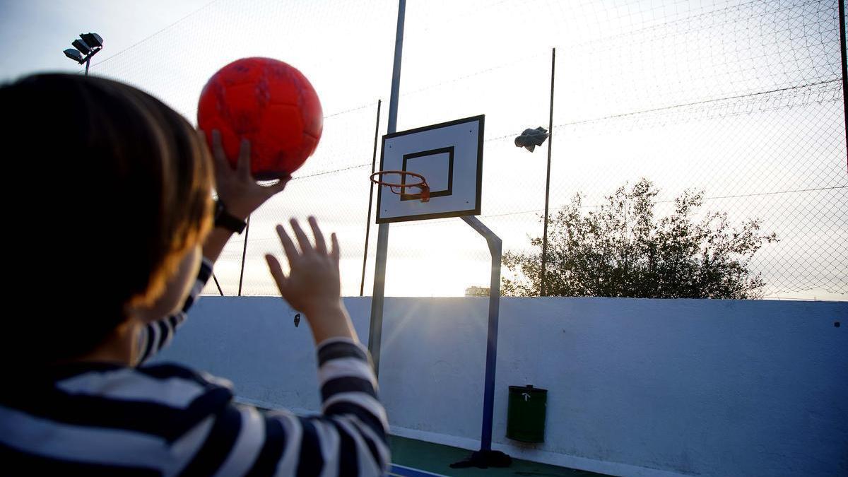 Un nen fa esport en una escola