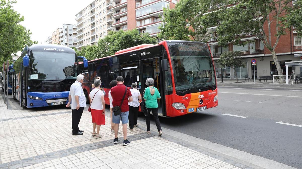 Usuarios subiendo a uno de los buses del Consorcio en María Agustín.