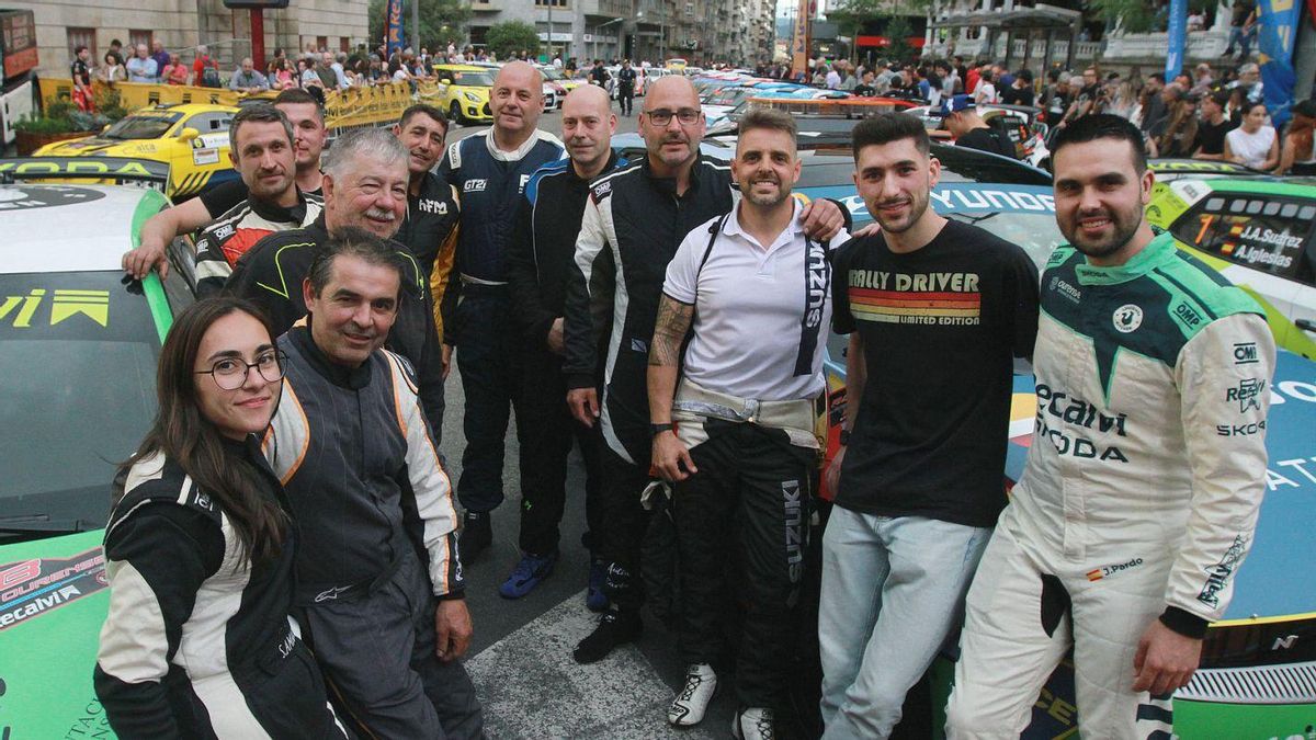 Parte de los pilotos ourensanos antes de la ceremonia de salida de este jueves.