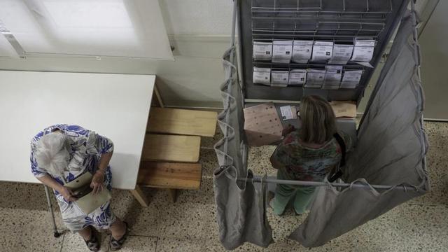 Votants en les últimes eleccions generals, el 23 de juliol del 2023, en una escola de Barcelona. | FERRAN NADEU