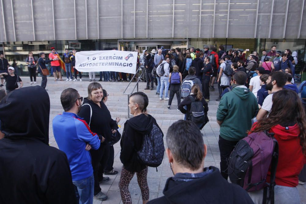 Els CDR retiren la bandera espanyola de la seu de la Generalitat a Girona