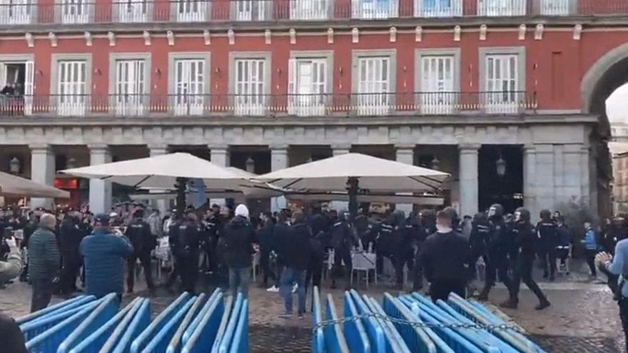 Tensión en la Plaza Mayor de Madrid: disturbios entre hinchas del Chelsea y del City