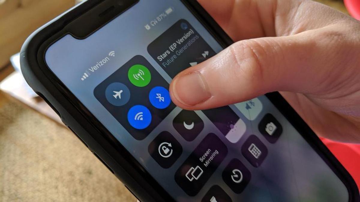 Una imagen de un teléfono móvil con la señal de Bluetooth encendida