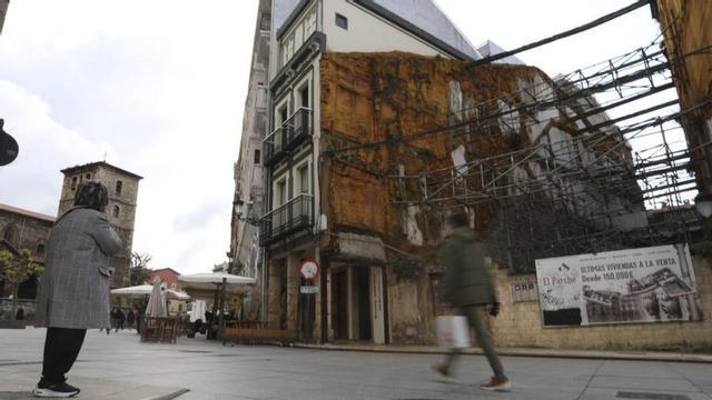 El solar en el que Baeza tiene previsto actuar en la plaza de España.  | R. S.