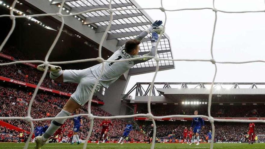 Mohamed Salah marca un gran tanto en el partido que enfrentó al Liverpool ante el Chelsea. // Phil Noble