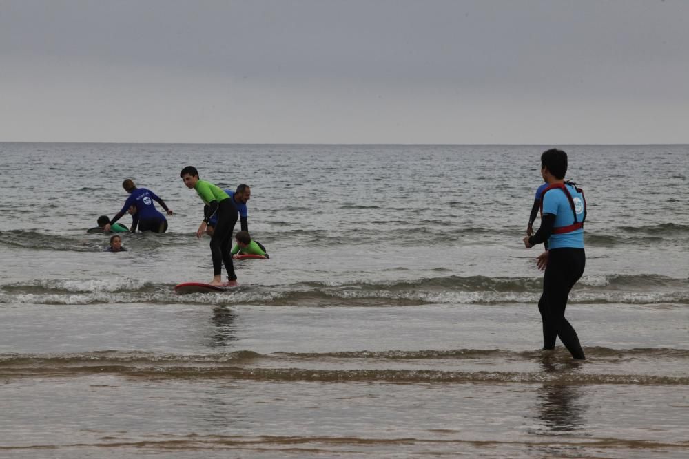 Jornada de surf solidario en Gijón