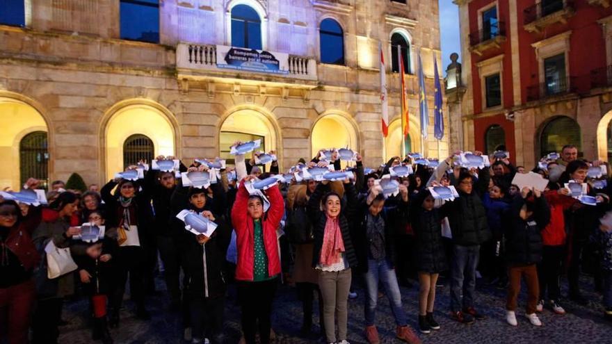 El Ayuntamiento de Gijón se ilumina en azul por el autismo