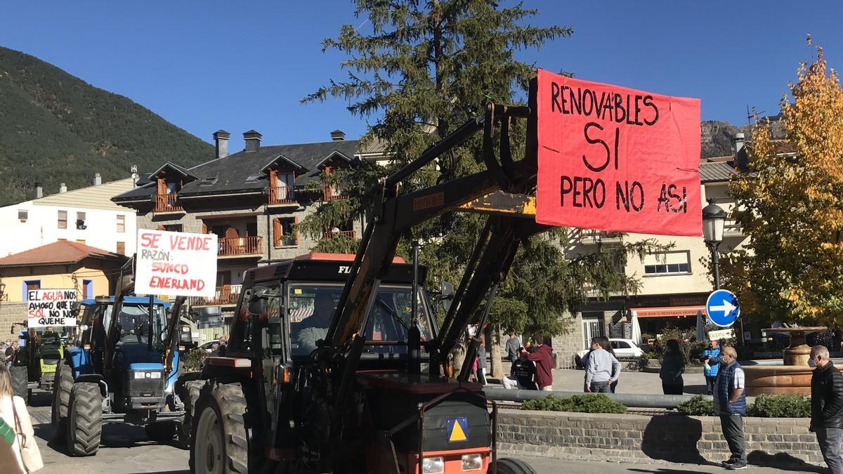Imagen de archivo de la protesta en Biescas (Huesca) con tractores en contra de la instalación de parques solares.