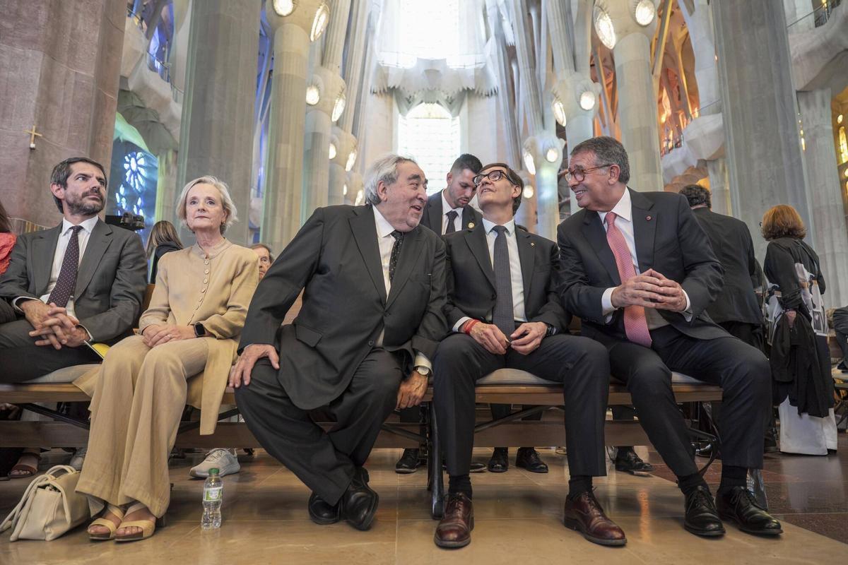 El arquitecto Souto de Moura; el president de la Generalitat, Salvador Illa y el presidente de Portugal, Antonio José Seguro, antes de la entrega de los premios trienales de la Unión Internacional de Arquitectos (UIA) 2026 en la Sagrada Familia.