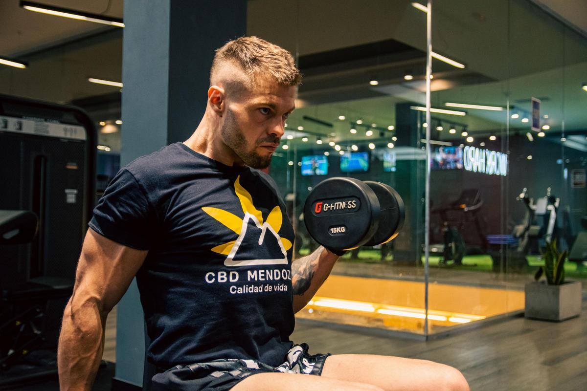 Una persona trabajando en el gimnasio