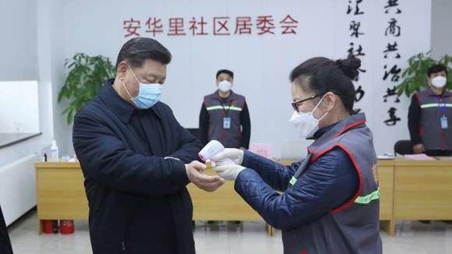 Xi Jinping (a la izquierda), inspeccionando las medidas de contención del coronavirus en Pekín, días atrás.
