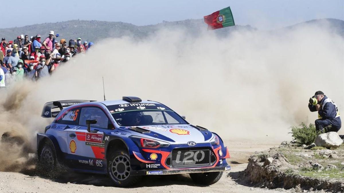 Neuville, líder en Portugal